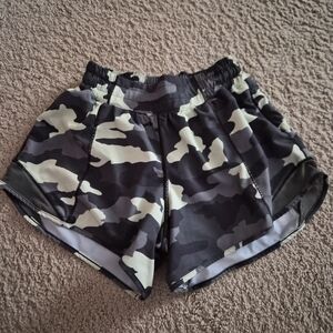 Lululemon Shorts Camo Hottie Hot Size 2